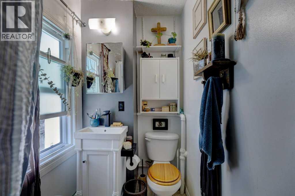 2207 8 Avenue Se, Calgary, AB - Indoor