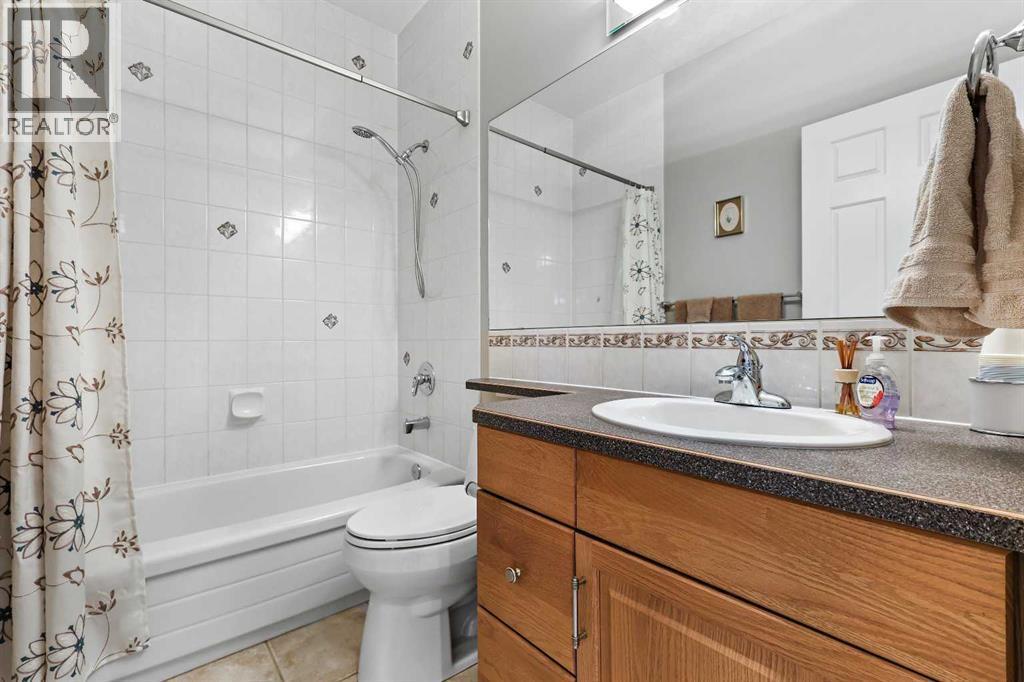 69 Evergreen Crescent Sw, Calgary, AB - Indoor Photo Showing Bathroom