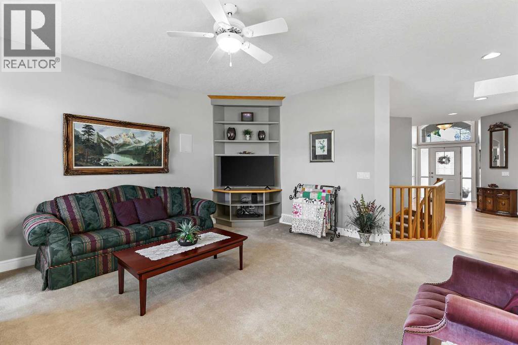 69 Evergreen Crescent Sw, Calgary, AB - Indoor Photo Showing Living Room