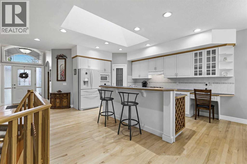 69 Evergreen Crescent Sw, Calgary, AB - Indoor Photo Showing Kitchen