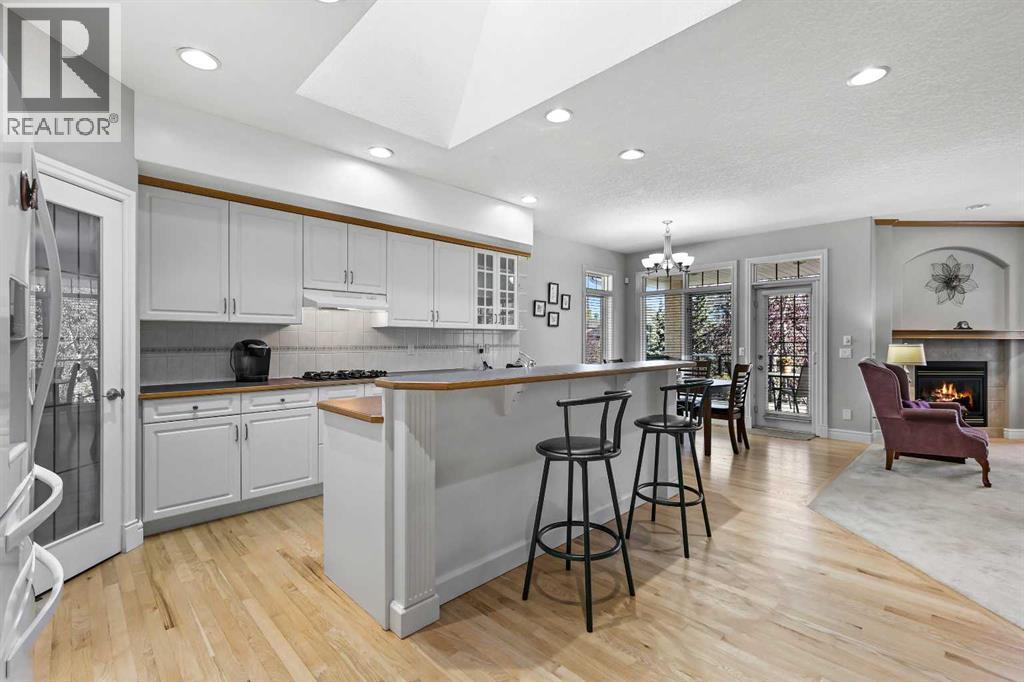 69 Evergreen Crescent Sw, Calgary, AB - Indoor Photo Showing Kitchen