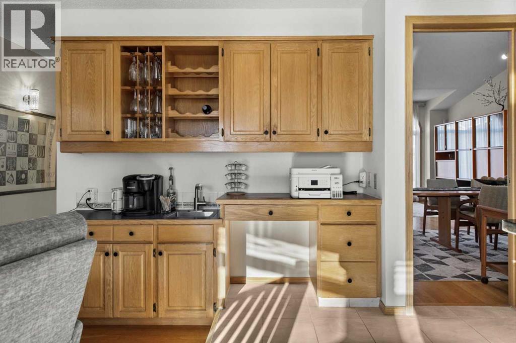 332 Hawkstone Close Nw, Calgary, AB - Indoor Photo Showing Kitchen