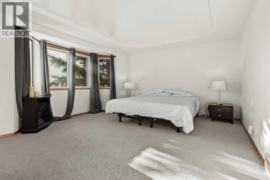 332 Hawkstone Close Nw, Calgary, AB - Indoor Photo Showing Bedroom