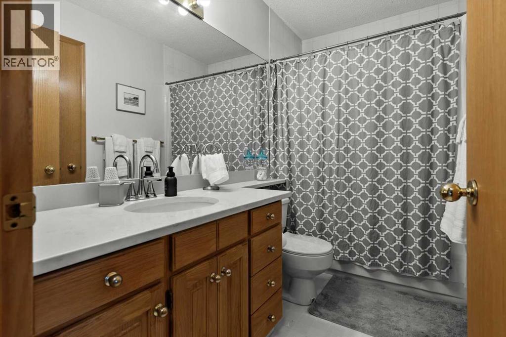 332 Hawkstone Close Nw, Calgary, AB - Indoor Photo Showing Bathroom