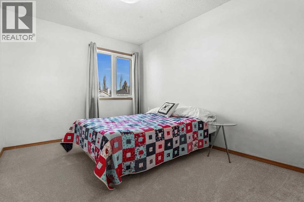 332 Hawkstone Close Nw, Calgary, AB - Indoor Photo Showing Bedroom