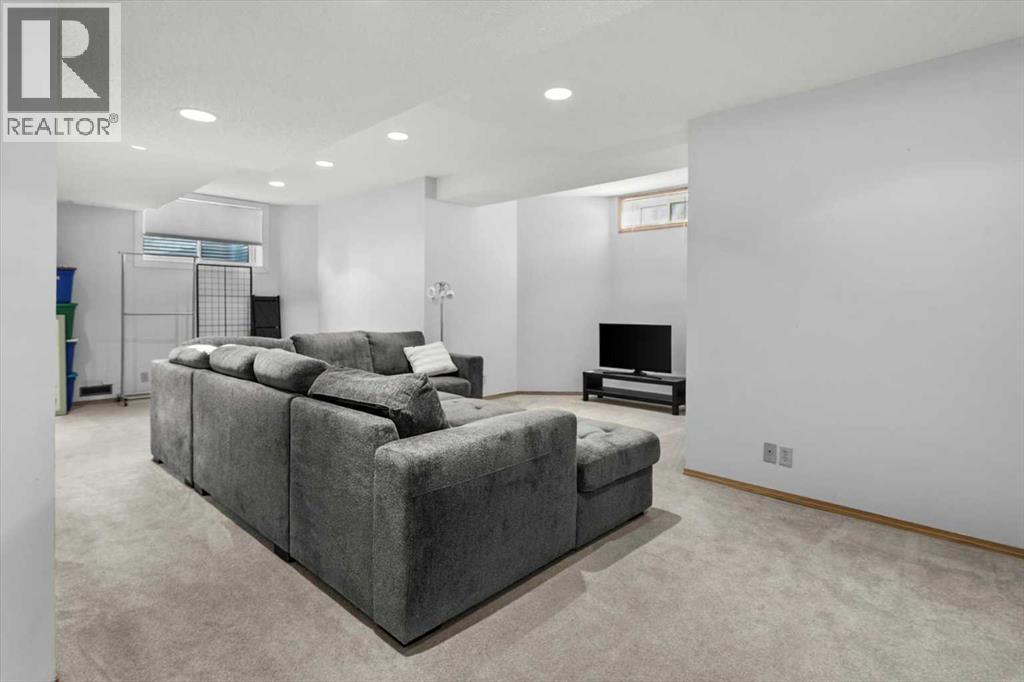 332 Hawkstone Close Nw, Calgary, AB - Indoor Photo Showing Other Room