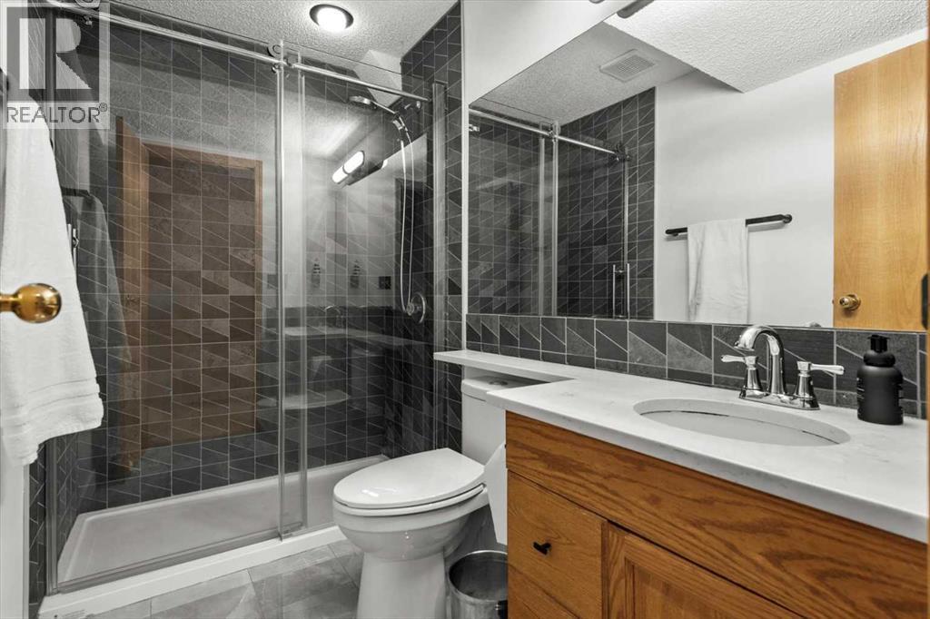 332 Hawkstone Close Nw, Calgary, AB - Indoor Photo Showing Bathroom