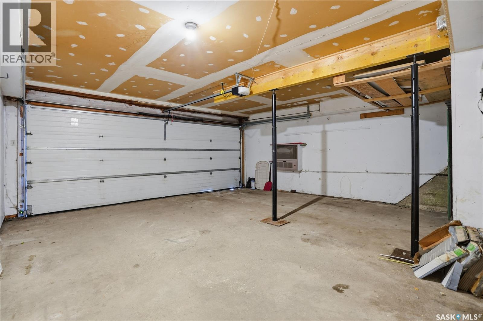 19 Martin Crescent, Regina, SK - Indoor Photo Showing Garage