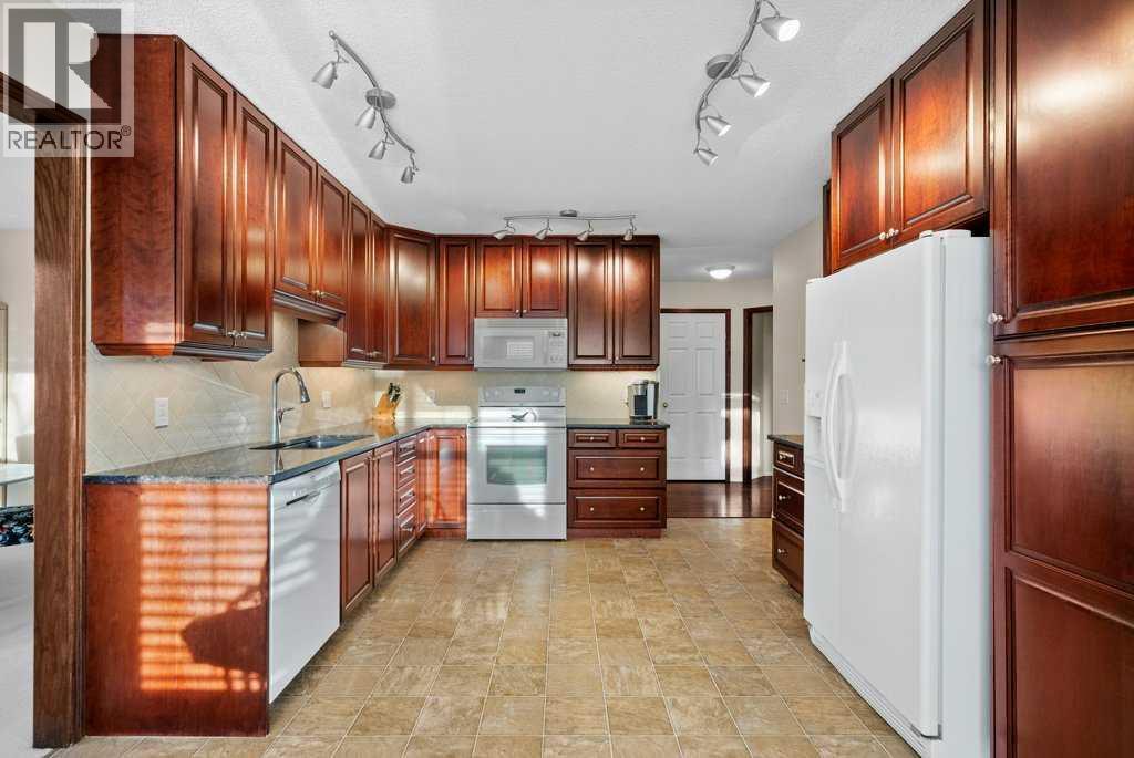 63 Douglas Park Boulevard Se, Calgary, AB - Indoor Photo Showing Kitchen