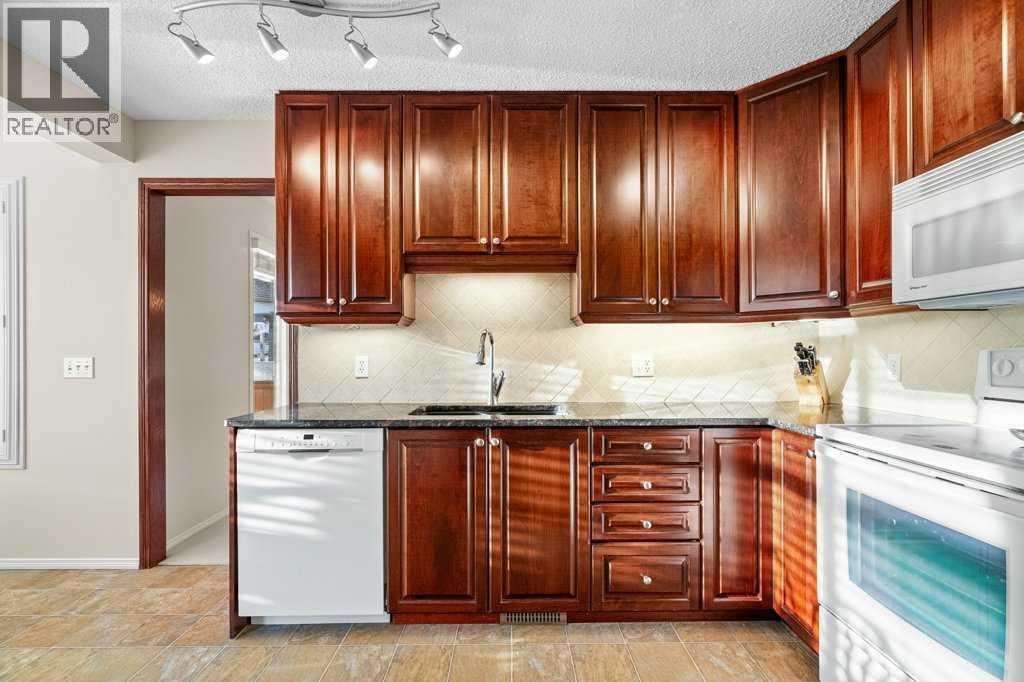 63 Douglas Park Boulevard Se, Calgary, AB - Indoor Photo Showing Kitchen
