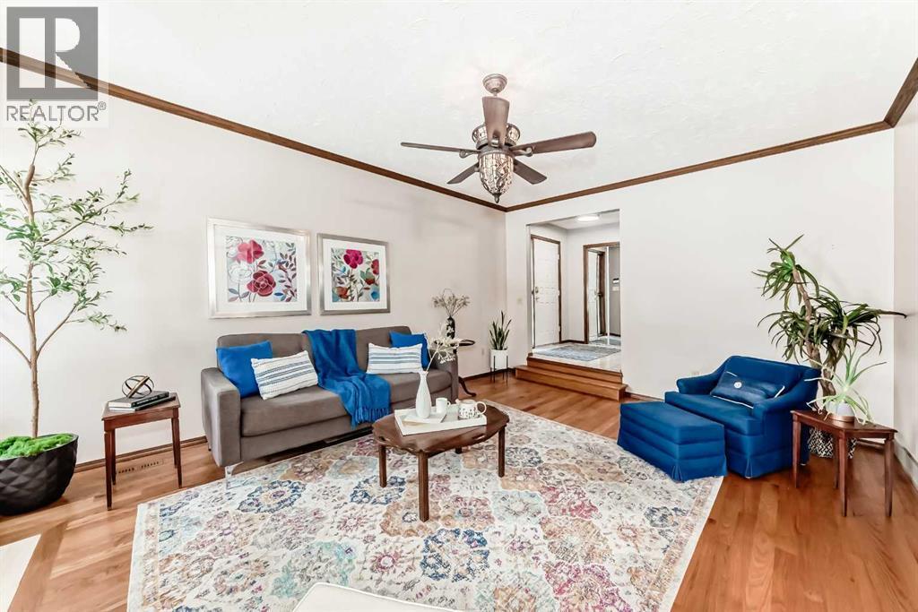 128 Dickenson Crescent, Red Deer, AB - Indoor Photo Showing Living Room
