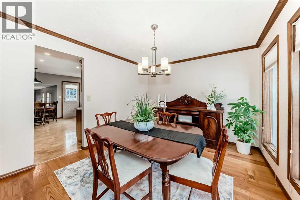 128 Dickenson Crescent, Red Deer, AB - Indoor Photo Showing Dining Room