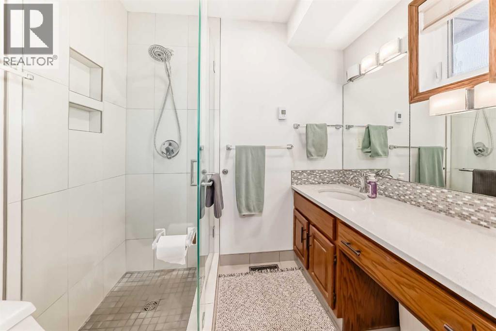 128 Dickenson Crescent, Red Deer, AB - Indoor Photo Showing Bathroom