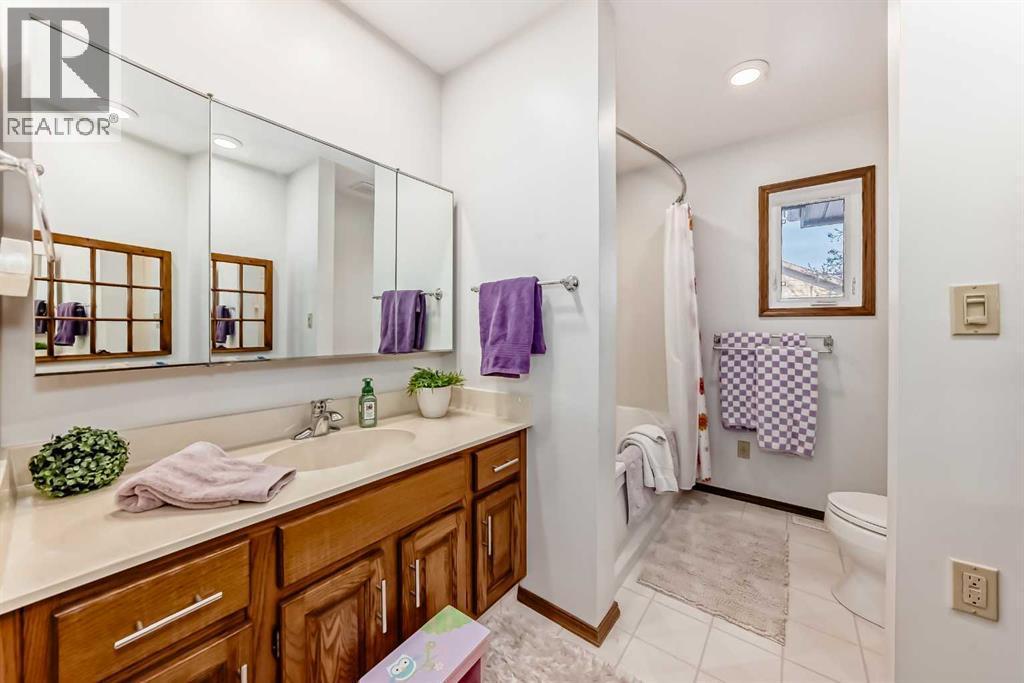 128 Dickenson Crescent, Red Deer, AB - Indoor Photo Showing Bathroom