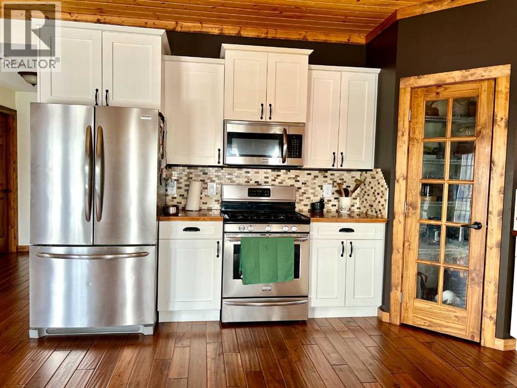 107 Poplar Avenue, Trochu, AB - Indoor Photo Showing Kitchen With Stainless Steel Kitchen
