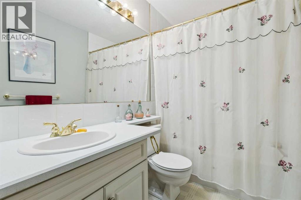 312 Prominence Heights Sw, Calgary, AB - Indoor Photo Showing Bathroom