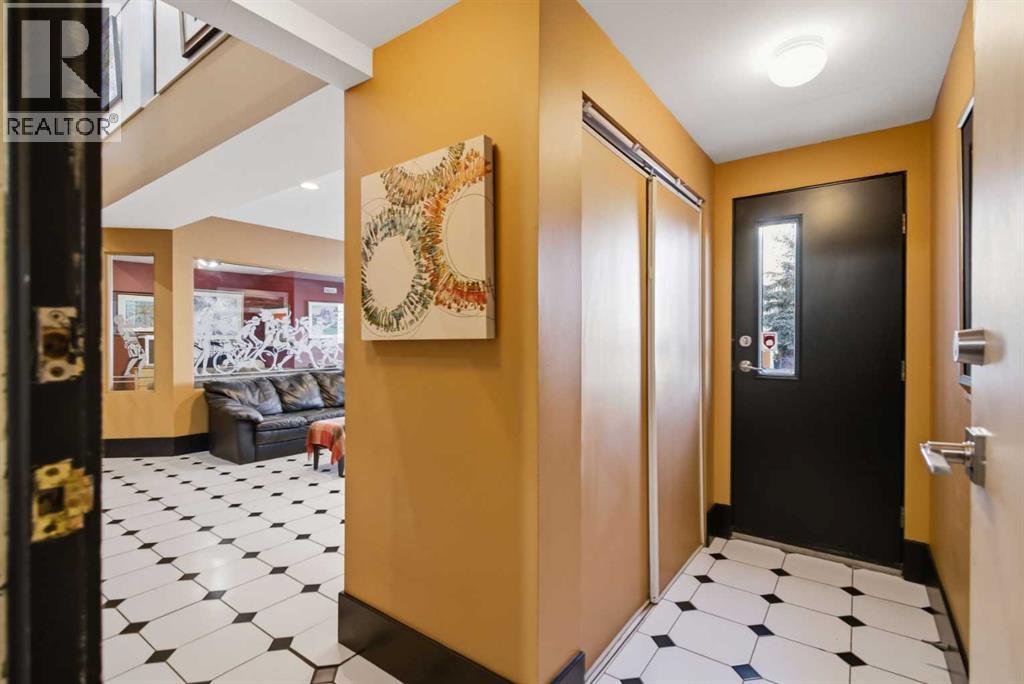 64 Patterson Mews Sw, Calgary, AB - Indoor