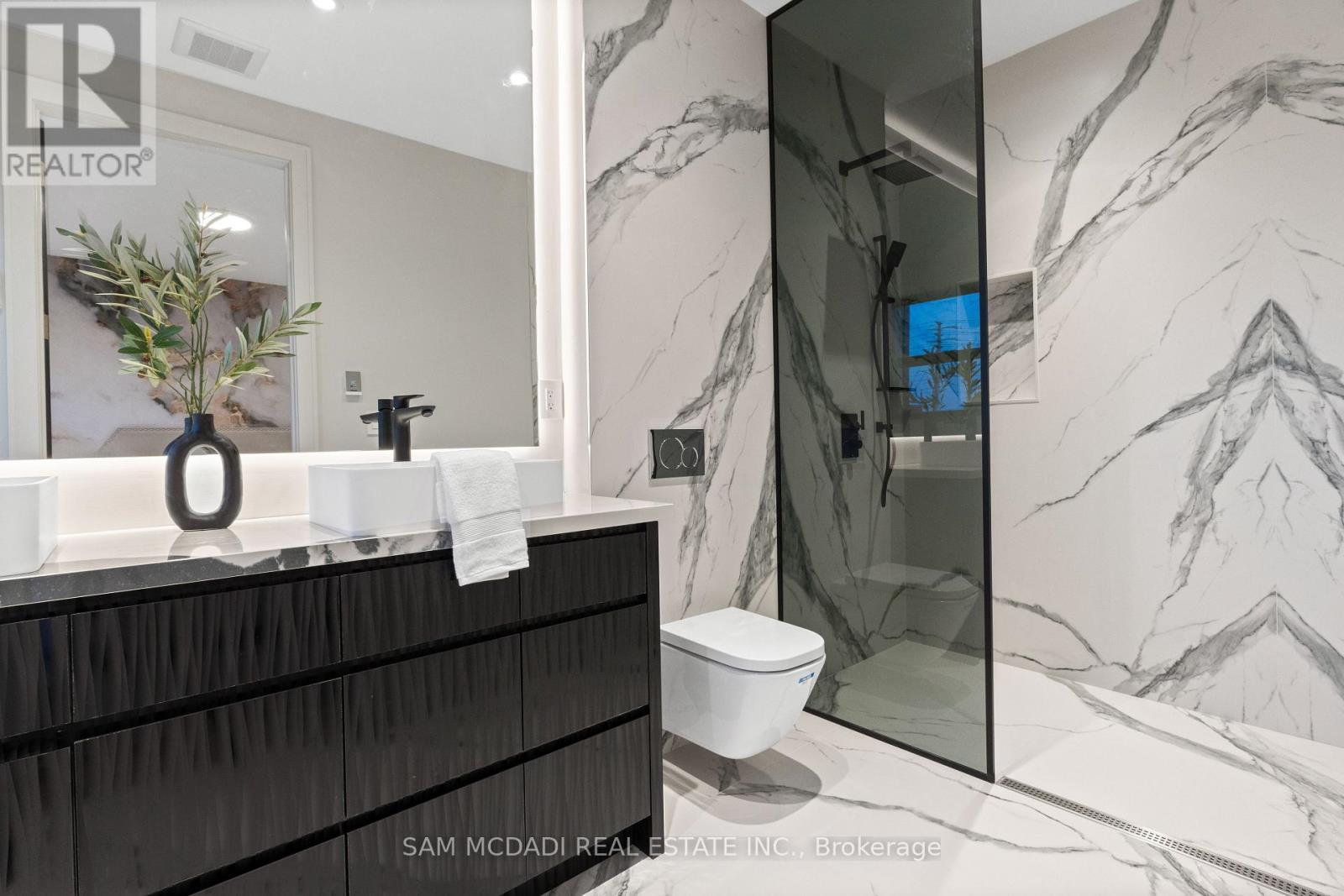 1090 Ella Avenue, Mississauga, ON - Indoor Photo Showing Bathroom