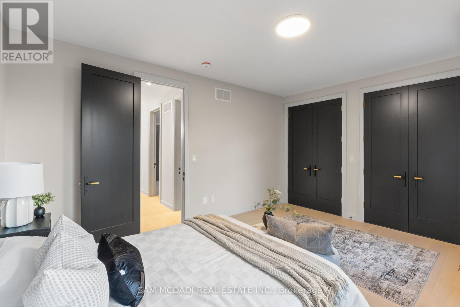 1090 Ella Avenue, Mississauga, ON - Indoor Photo Showing Bedroom