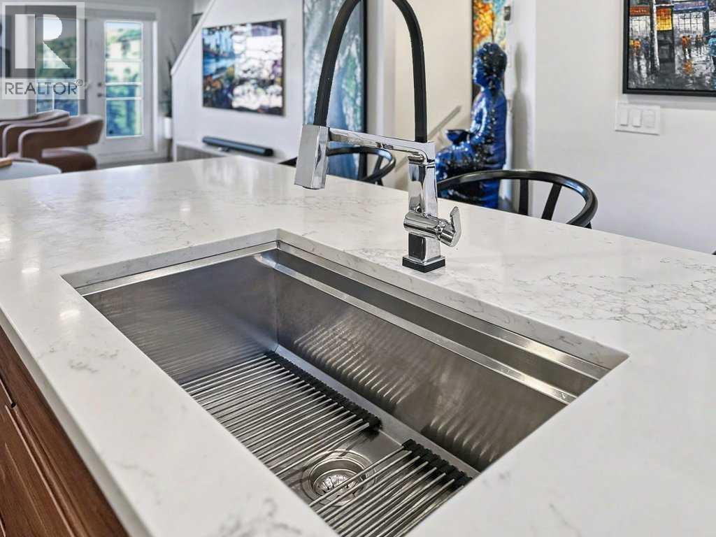 14 Aspen Hills Terrace Sw, Calgary, AB - Indoor Photo Showing Kitchen