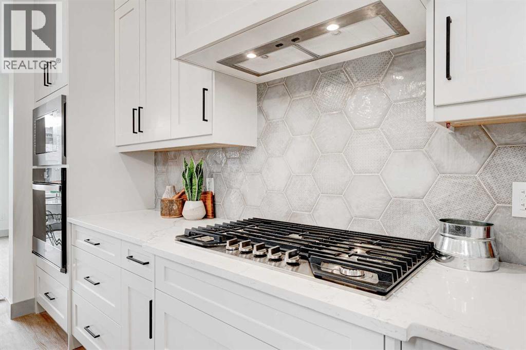 4615 82 Street Nw, Calgary, AB - Indoor Photo Showing Kitchen With Upgraded Kitchen