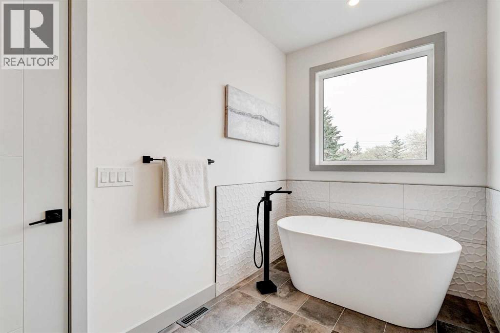 4615 82 Street Nw, Calgary, AB - Indoor Photo Showing Bathroom
