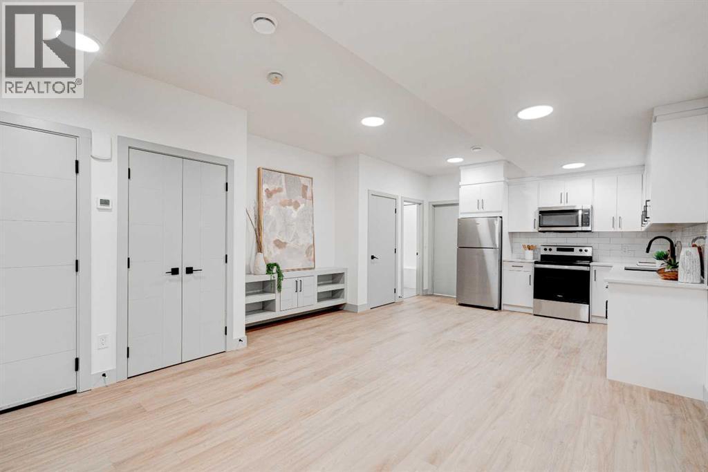 4615 82 Street Nw, Calgary, AB - Indoor Photo Showing Kitchen
