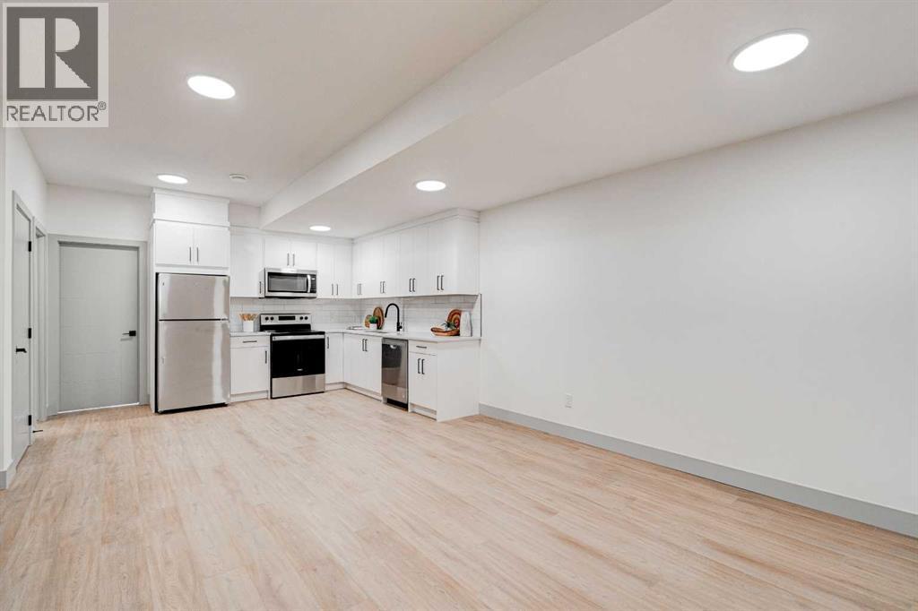 4615 82 Street Nw, Calgary, AB - Indoor Photo Showing Kitchen