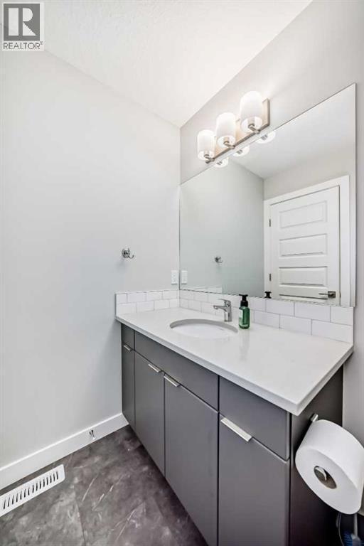 115 Wolf Hollow Park Se, Calgary, AB - Indoor Photo Showing Bathroom
