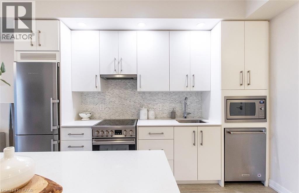 10 Esplanade Lane Unit# 310, Grimsby, ON - Indoor Photo Showing Kitchen With Upgraded Kitchen