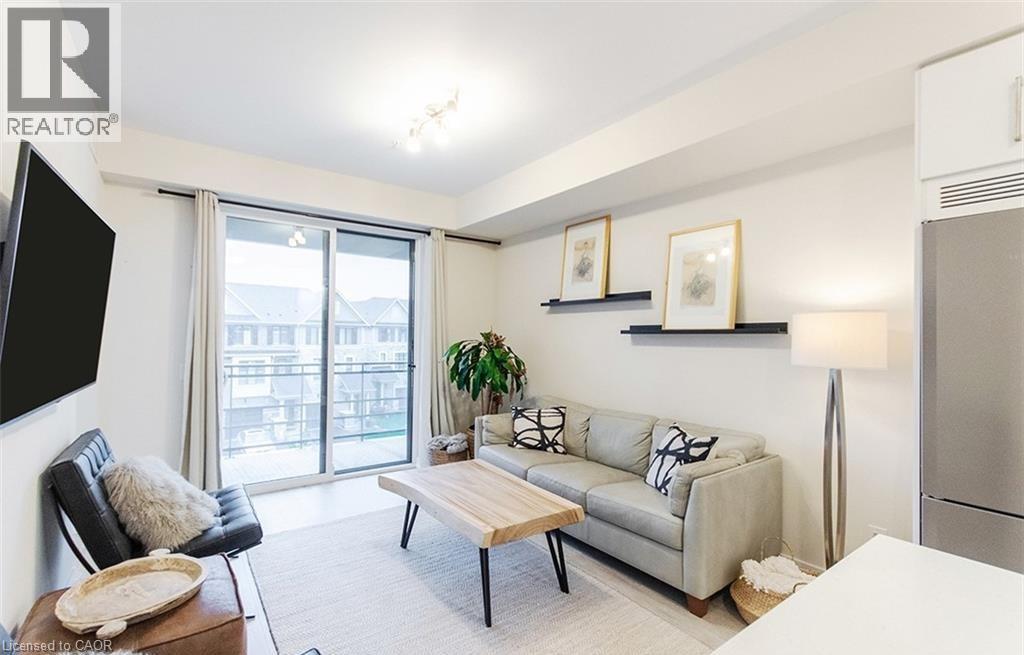 10 Esplanade Lane Unit# 310, Grimsby, ON - Indoor Photo Showing Living Room