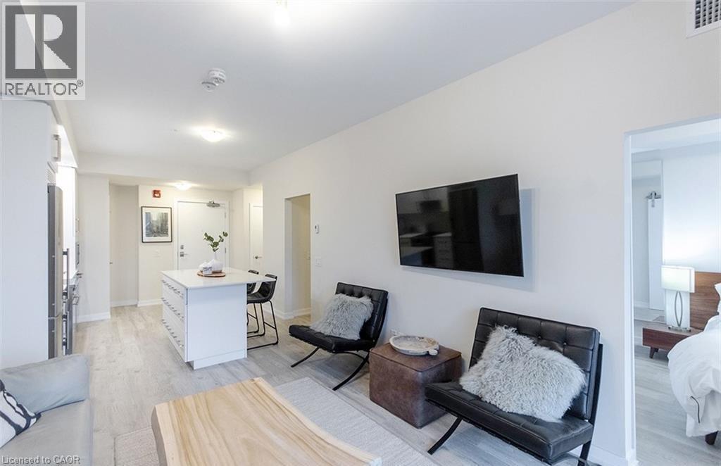 10 Esplanade Lane Unit# 310, Grimsby, ON - Indoor Photo Showing Living Room