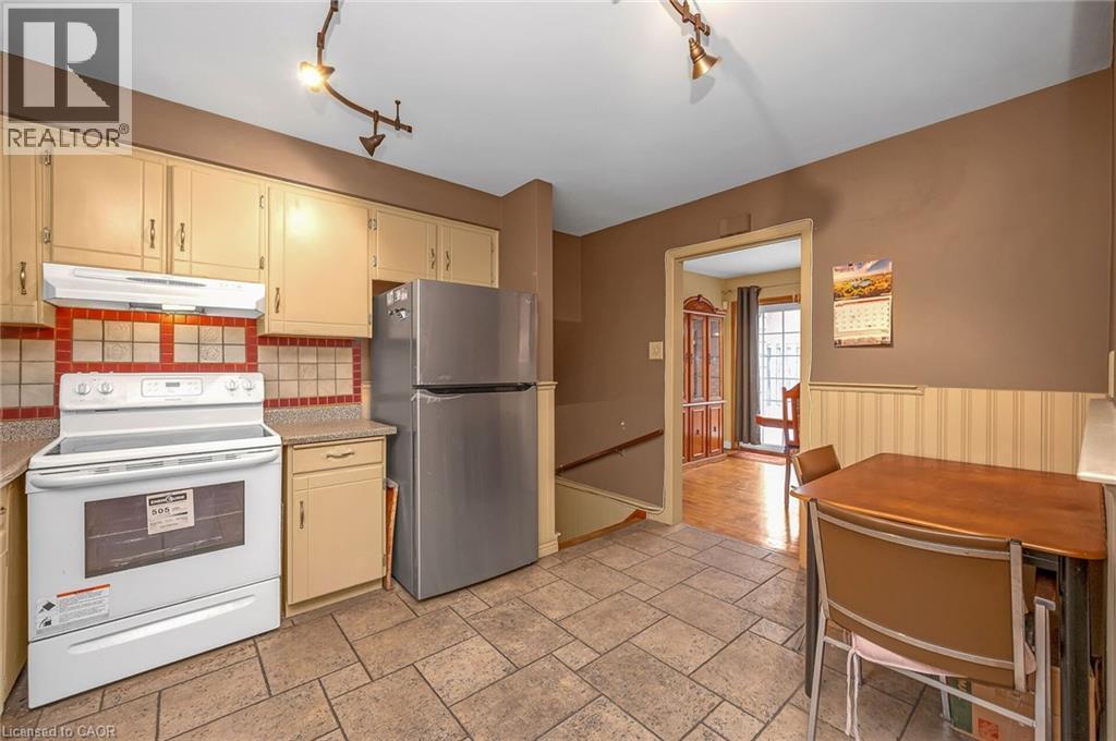 11 Crystal Court, Hamilton, ON - Indoor Photo Showing Kitchen