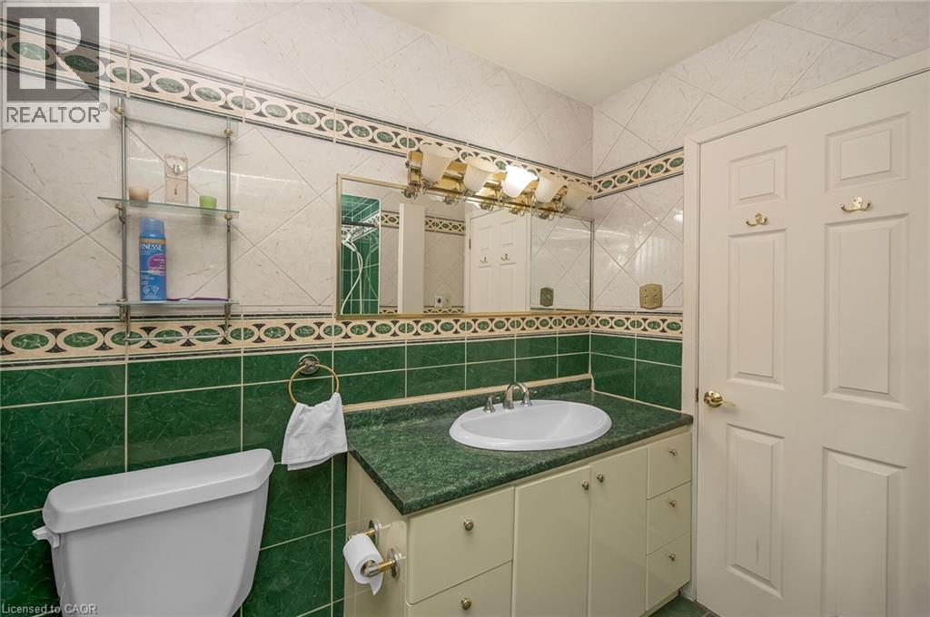 11 Crystal Court, Hamilton, ON - Indoor Photo Showing Bathroom