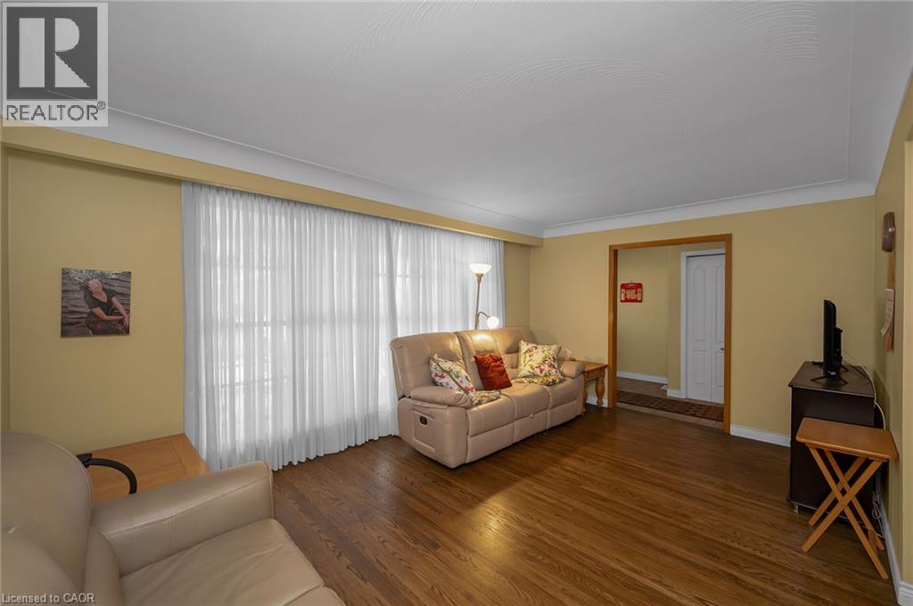 11 Crystal Court, Hamilton, ON - Indoor Photo Showing Living Room