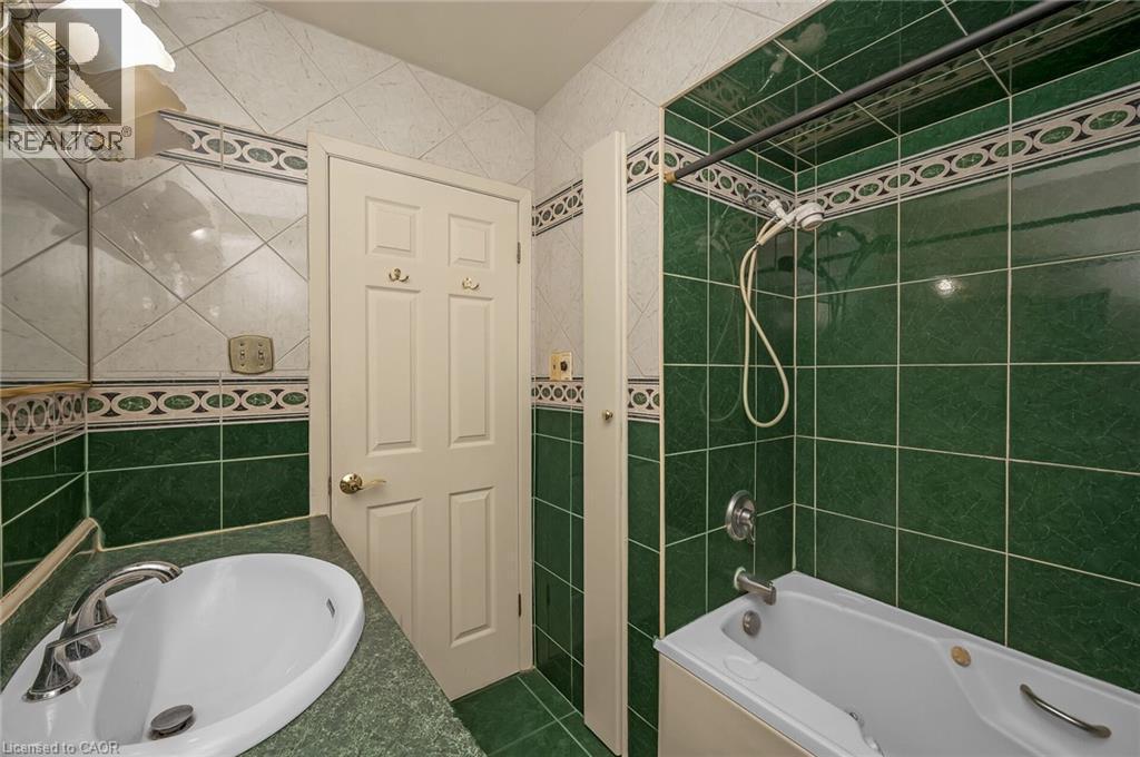 11 Crystal Court, Hamilton, ON - Indoor Photo Showing Bathroom