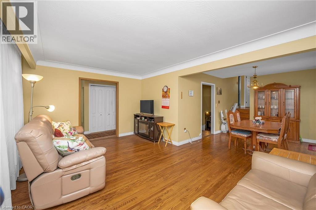 11 Crystal Court, Hamilton, ON - Indoor Photo Showing Living Room