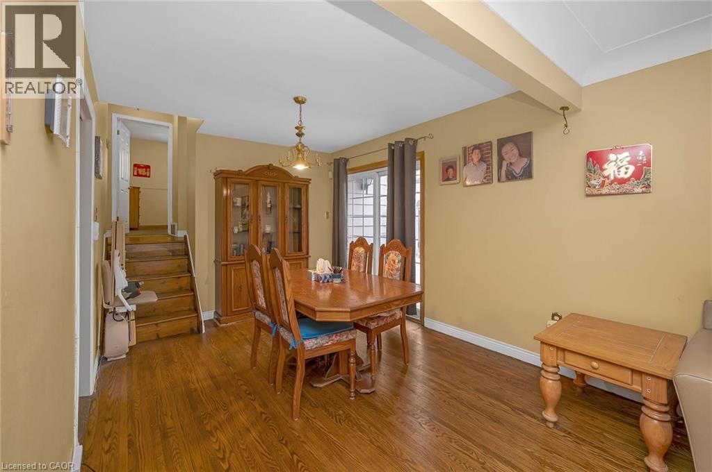 11 Crystal Court, Hamilton, ON - Indoor Photo Showing Dining Room