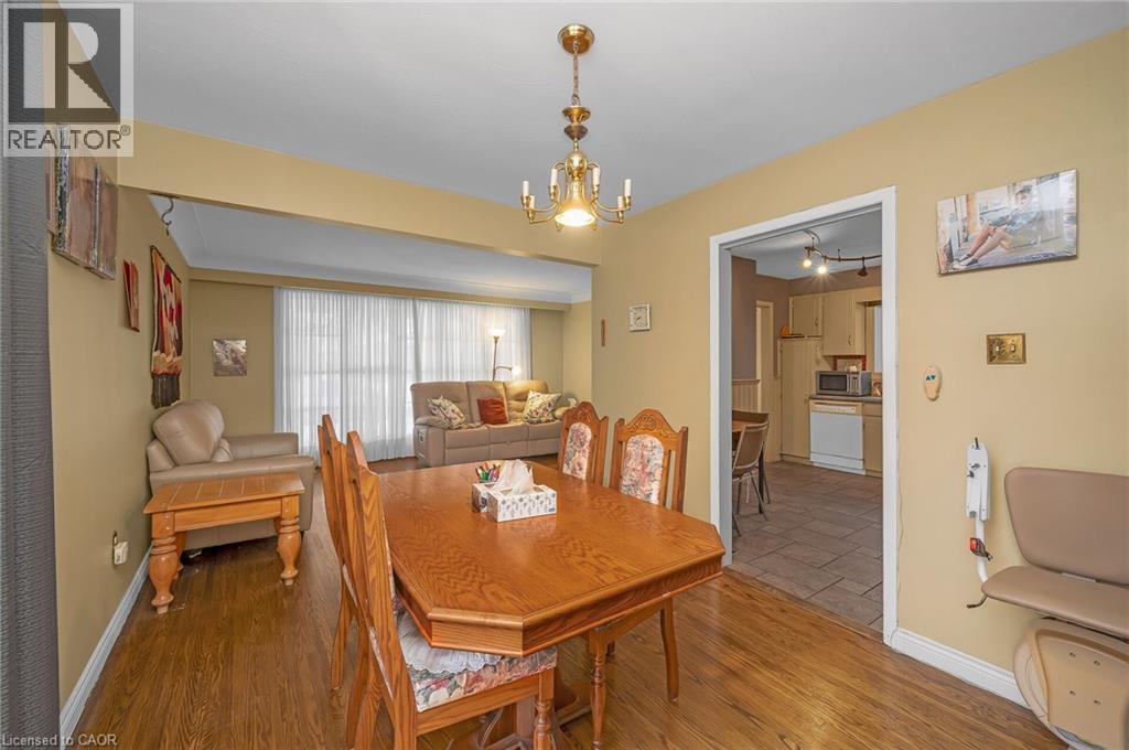 11 Crystal Court, Hamilton, ON - Indoor Photo Showing Dining Room
