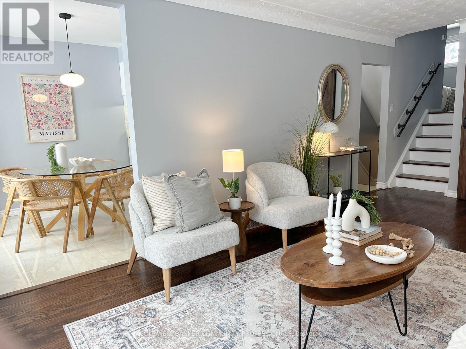 17 Rosanne Crescent, Hamilton, ON - Indoor Photo Showing Living Room