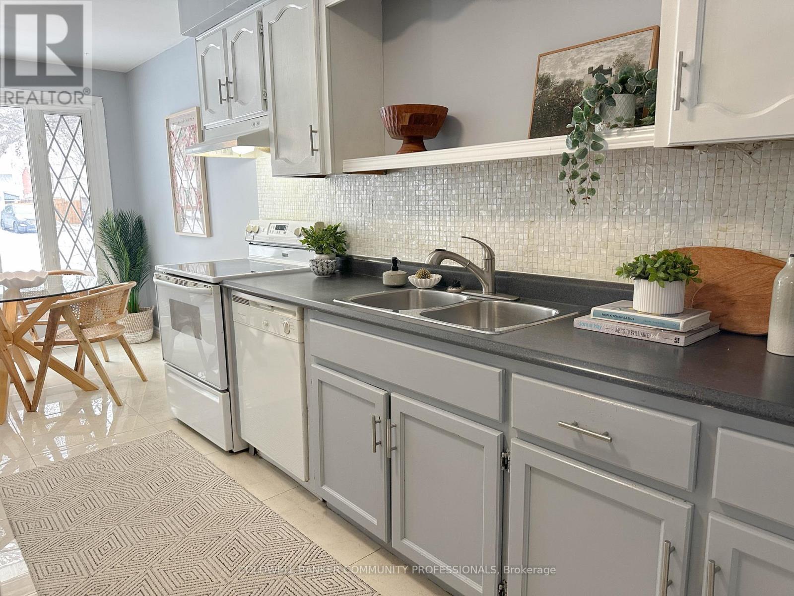 17 Rosanne Crescent, Hamilton, ON - Indoor Photo Showing Kitchen With Double Sink