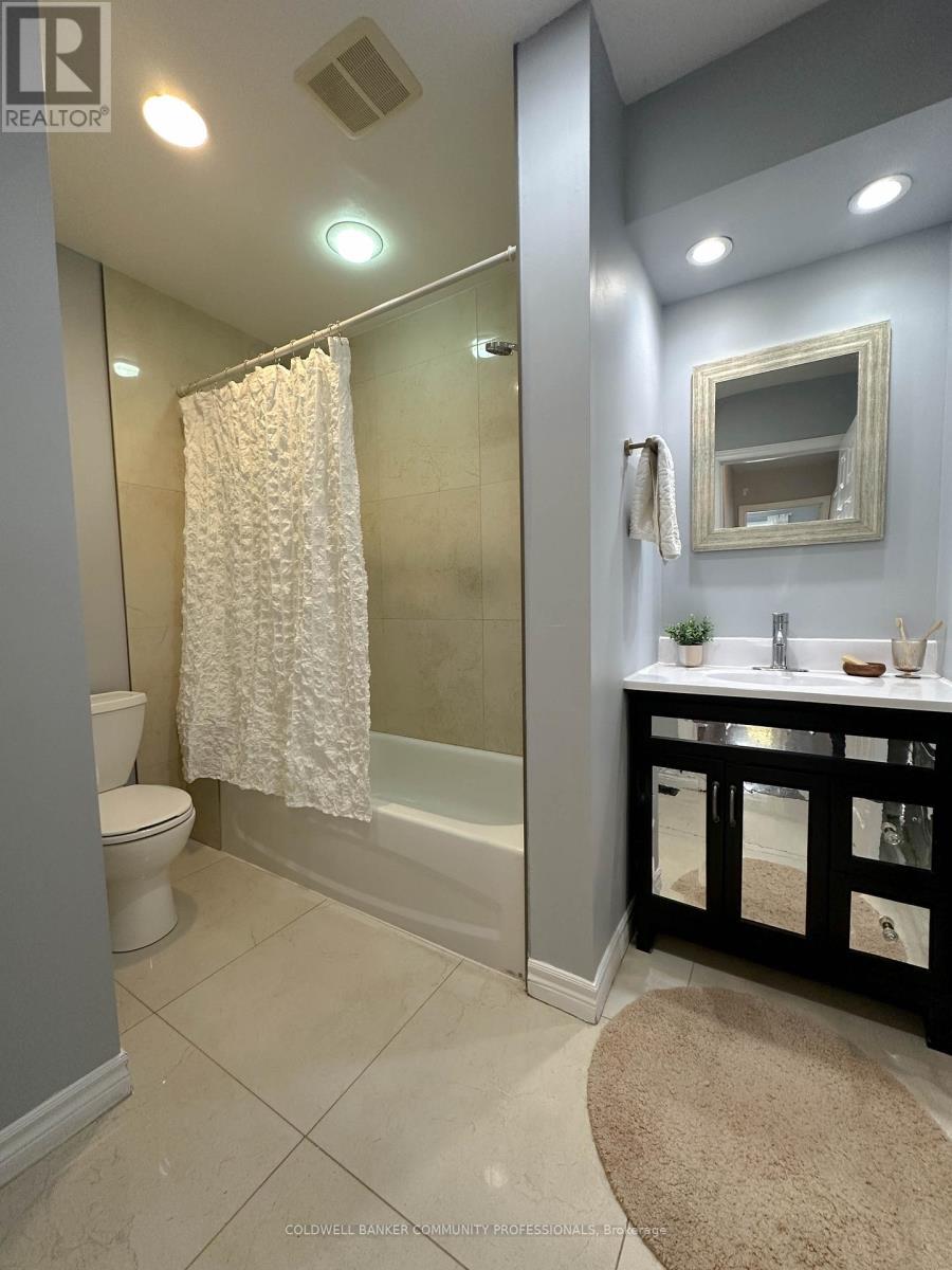 17 Rosanne Crescent, Hamilton, ON - Indoor Photo Showing Bathroom