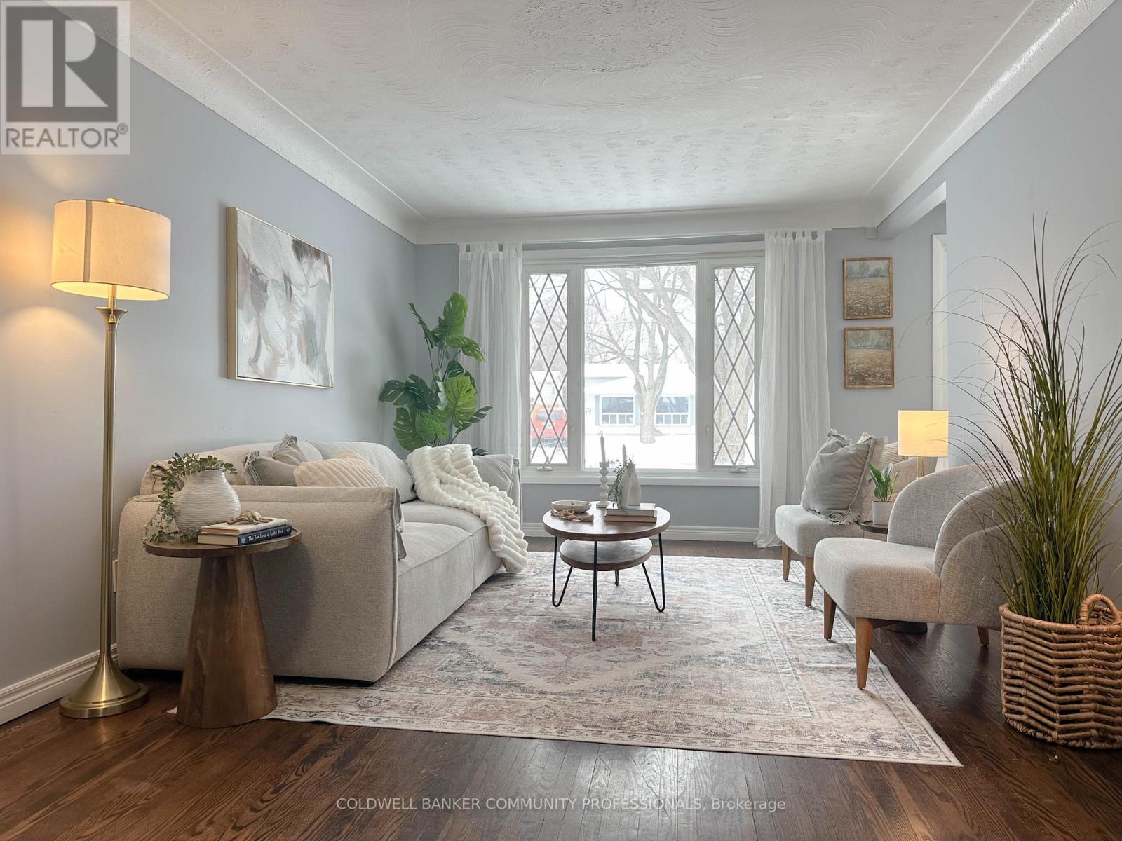 17 Rosanne Crescent, Hamilton, ON - Indoor Photo Showing Living Room