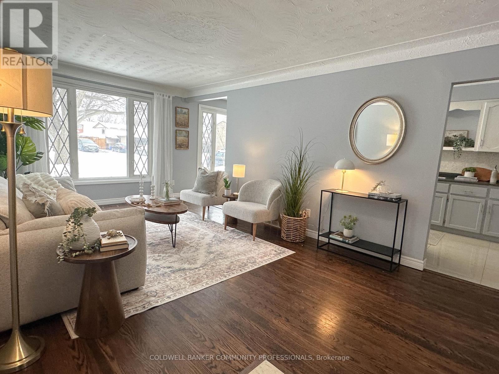 17 Rosanne Crescent, Hamilton, ON - Indoor Photo Showing Living Room
