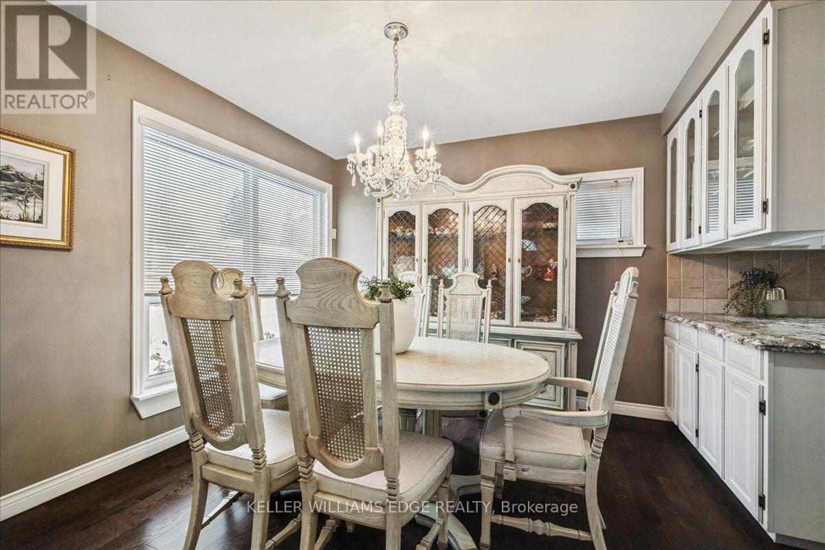 359 Pepper Drive, Burlington, ON - Indoor Photo Showing Dining Room