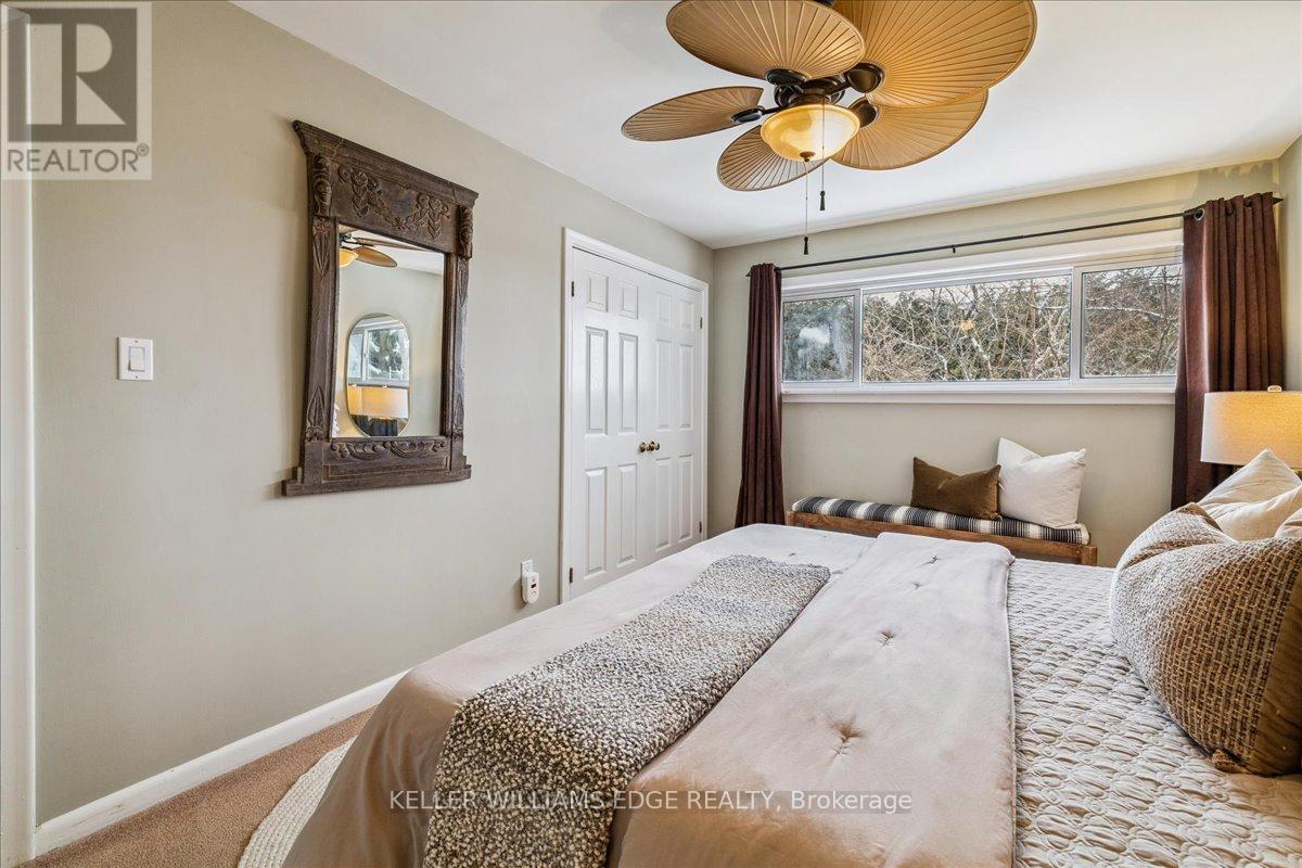 359 Pepper Drive, Burlington, ON - Indoor Photo Showing Bedroom