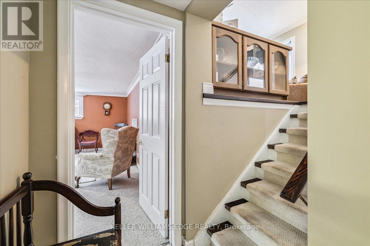 359 Pepper Drive, Burlington, ON - Indoor Photo Showing Other Room