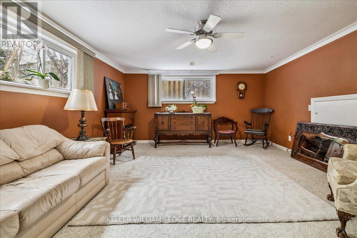 359 Pepper Drive, Burlington, ON - Indoor Photo Showing Living Room