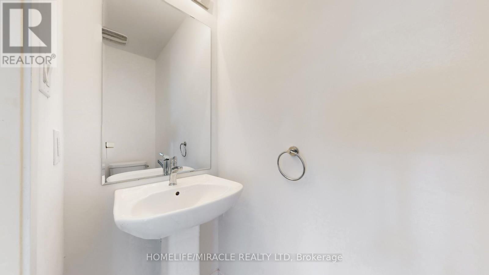 779 Heathrow Path, Oshawa, ON - Indoor Photo Showing Bathroom