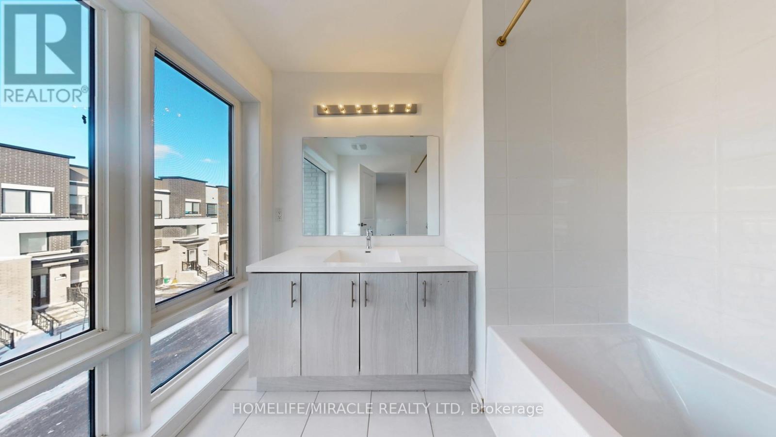 779 Heathrow Path, Oshawa, ON - Indoor Photo Showing Bathroom